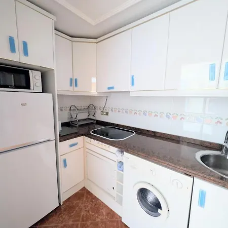 Beachfront With Garage דירה