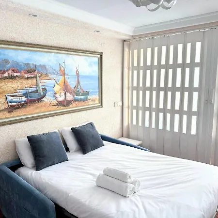 Beachfront With Garage דירה