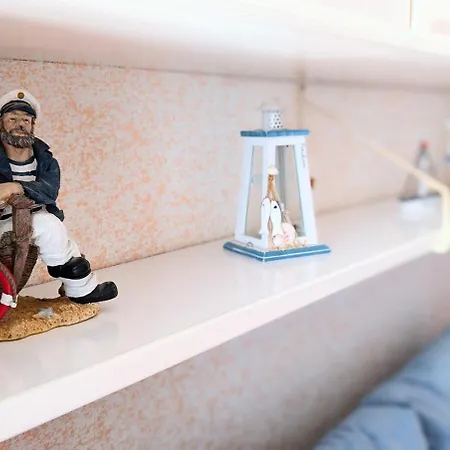 Beachfront With Garage דירה *